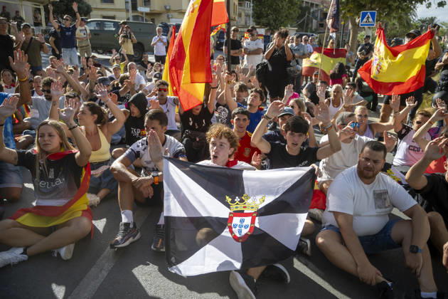 Protest Against Migrants in Ceuta: Several people during a demonstration to protest the situation caused by the mass arrival of migrants, on August 27, 2026, in Ceuta, Spain. Protesters attempted to block Red Cross volunteers from distributing food bags to migrants on Trampolín Beach and caused disturbances on Benítez Beach in Ceuta, which led to police charges, after they broke into the migrant encampments where people spend the night in the area and caused damage, including the burning of personal belongings. AUGUST 27, 2026 MIGRATION CRISIS Ceuta, Spain  Copyright: xMarcosxMorenox 7735012