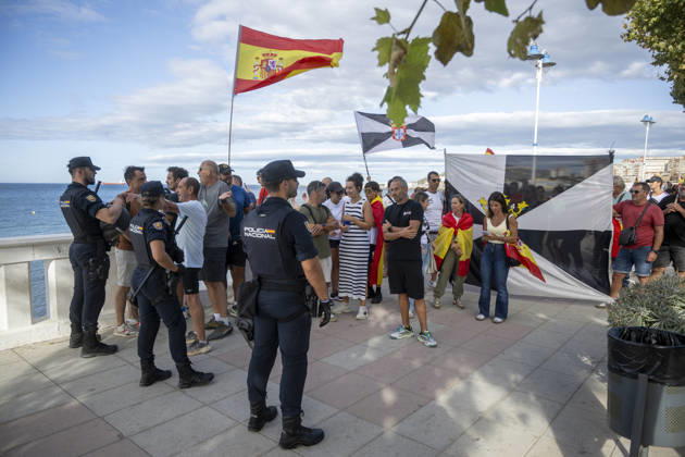 Protest Against Migrants in Ceuta: Several people during a demonstration to protest the situation caused by the mass arrival of migrants, on August 27, 2026, in Ceuta, Spain. Protesters attempted to block Red Cross volunteers from distributing food bags to migrants on Trampolín Beach and caused disturbances on Benítez Beach in Ceuta, which led to police charges, after they broke into the migrant encampments where people spend the night in the area and caused damage, including the burning of personal belongings. AUGUST 27, 2026 MIGRATION CRISIS Ceuta, Spain  Copyright: xMarcosxMorenox 7735017