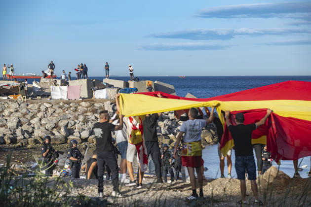 Protest Against Migrants in Ceuta: Several people during a demonstration to protest the situation caused by the mass arrival of migrants, on August 27, 2026, in Ceuta, Spain. Protesters attempted to block Red Cross volunteers from distributing food bags to migrants on Trampolín Beach and caused disturbances on Benítez Beach in Ceuta, which led to police charges, after they broke into the migrant encampments where people spend the night in the area and caused damage, including the burning of personal belongings. AUGUST 27, 2026 MIGRATION CRISIS Ceuta, Spain  Copyright: xMarcosxMorenox 7735018