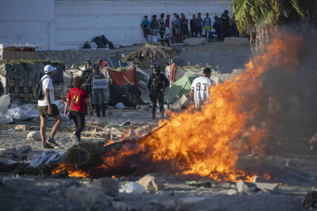 Protest Against Migrants in Ceuta Street furniture and other items are set ablaze during a protest against the situation caused by the massive influx of migrants, on August 27, 2026, in Ceuta, Spain. Protesters attempted to block Red Cross volunteers from distributing food bags to migrants on Trampolín Beach and caused disturbances on Benítez Beach in Ceuta, which led to a police crackdown, after they entered the migrant encampments where people spend the night in the area and caused damage, including the burning of personal belongings. AUGUST 27, 2026 MIGRATION CRISIS Ceuta, Spain  Copyright: xMarcosxMorenox 7735025