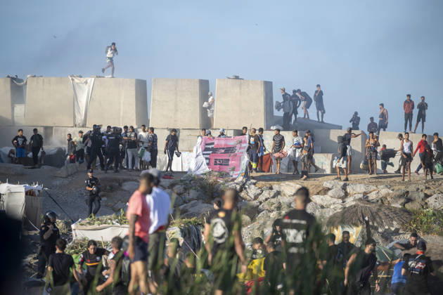 Protest Against Migrants in Ceuta: Migrants on the beach during a demonstration to protest the situation caused by their mass arrival, on August 27, 2026, in Ceuta, Spain. Protesters attempted to block Red Cross volunteers from distributing food bags to migrants on Trampolín Beach and caused disturbances on Benítez Beach in Ceuta, which led to police charges, after they entered the migrant encampments where people spend the night in the area and caused damage, including the burning of personal belongings. AUGUST 27, 2026 MIGRATION CRISIS Ceuta Ceuta, Spain  Copyright: xMarcosxMorenox 7735029