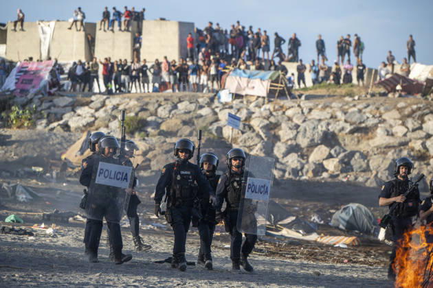Protest Against Migrants in Ceuta: Police and migrants on the beach during a demonstration to protest the situation caused by their mass arrival, on August 27, 2026, in Ceuta, Spain. Protesters attempted to block Red Cross volunteers from distributing food bags to migrants on Trampolín Beach and caused disturbances on Benítez Beach in Ceuta, which led to police charges, after they entered the migrant encampments where people spend the night in the area and caused damage, including the burning of personal belongings. AUGUST 27, 2026 MIGRATION CRISIS Ceuta Ceuta, Spain  Copyright: xMarcosxMorenox 7735032
