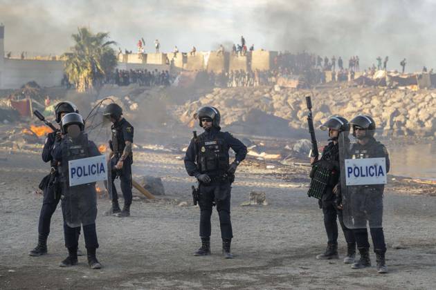 Protest Against Migrants in Ceuta: Police officers during a demonstration protesting the situation caused by the mass arrival of migrants, on August 27, 2026, in Ceuta, Spain. Protesters attempted to block Red Cross volunteers from distributing food bags to migrants on Trampolín Beach and caused disturbances on Benítez Beach in Ceuta, which led to police charges, after they entered the migrant encampments where people spend the night in the area and caused damage, including the burning of personal belongings. AUGUST 27, 2026 PIXELATED MIGRATION CRISIS Ceuta Ceuta, Spain  Copyright: xMarcosxMorenox 7735054