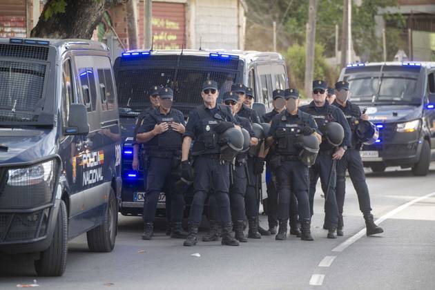 Protest Against Migrants in Ceuta: Police officers during a demonstration protesting the situation caused by the mass arrival of migrants, on August 27, 2026, in Ceuta, Spain. Protesters attempted to block Red Cross volunteers from distributing food bags to migrants on Trampolín Beach and caused disturbances on Benítez Beach in Ceuta, which led to police charges, after they broke into the migrant encampments where people spend the night in the area and caused damage, including the burning of personal belongings. AUGUST 27, 2026 PIXELATED MIGRATION CRISIS Ceuta Ceuta, Spain  Copyright: xMarcosxMorenox 7735053