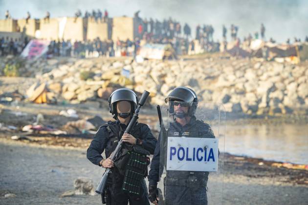 Protest Against Migrants in Ceuta: Police officers during a demonstration protesting the situation caused by the mass arrival of migrants, on August 27, 2026, in Ceuta, Spain. Protesters attempted to block Red Cross volunteers from distributing food bags to migrants on Trampolín Beach and caused disturbances on Benítez Beach in Ceuta, which led to police charges, after they broke into the migrant encampments where people spend the night in the area and caused damage, including the burning of personal belongings. AUGUST 27, 2026 PIXELATED MIGRATION CRISIS Ceuta Ceuta, Spain  Copyright: xMarcosxMorenox 7735056