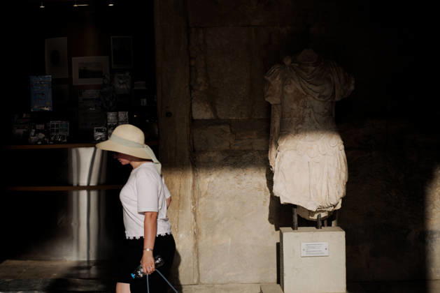 August 27, 2026, Athens, Greece: A tourist carrying a bottle of water walks past an ancient statue while visiting the Stoa of Attalos at the Ancient Agora of Athens during hot summer weather. Athens Greece - ZUMAthen 20260827_mda_x103_781 Copyright: xHarrisxXanthopoulosx