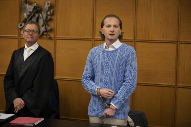 Windkraftbetrüger Hendrik Holt Der Windkraftbetrüger Hendrik Holt (rechts) und sein Verteidiger Thomas Klein warten am 14.10.2020 in Sitzungssaal 2 des Amtsgerichts Meppen (Niedersachsen, Deutschland) auf den Prozessbeginn. Holt wurde 2022 vom Landgericht Osnabrück wegen banden- und gewerbsmäßigen Betrugs, Bestechung und Urkundenfälschung zu einer mehrjährigen Haftstrafe verurteilt; aktuell wird nach ihm gefahndet, nachdem er am 25. August 2026 nach einem genehmigten unbegleiteten Ausgang nicht in die Justizvollzugsanstalt zurückkehrte.