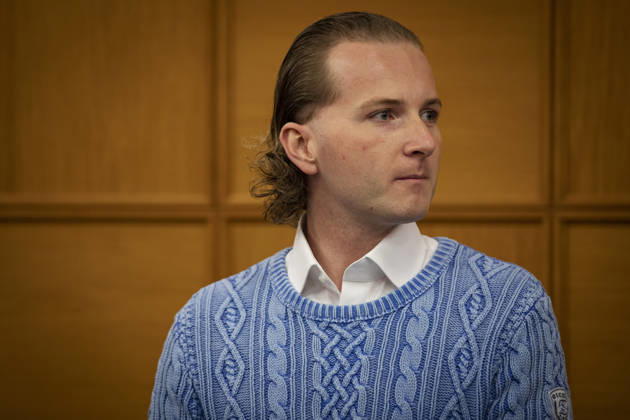 Windkraftbetrüger Hendrik Holt Der Windkraftbetrüger Hendrik Holt wartet am 14.10.2020 in Sitzungssaal 2 des Amtsgerichts Meppen (Niedersachsen, Deutschland) auf den Prozessbeginn. Holt wurde 2022 vom Landgericht Osnabrück wegen banden- und gewerbsmäßigen Betrugs, Bestechung und Urkundenfälschung zu einer mehrjährigen Haftstrafe verurteilt; aktuell wird nach ihm gefahndet, nachdem er am 25. August 2026 nach einem genehmigten unbegleiteten Ausgang nicht in die Justizvollzugsanstalt zurückkehrte.