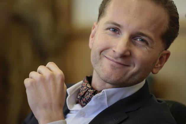 Windkraftbetrüger Hendrik Holt Der Windkraftbetrüger Hendrik Holt lächelt am 07.03.2023 vor der Aussage von Ex-Gesundheitsminister Jens Spahn (CDU, nicht im Bild) im Masken-Deal-Prozess vor dem Landgericht Osnabrück (Niedersachsen, Deutschland). Holt wurde wegen banden- und gewerbsmäßigen Betrugs, Bestechung und Urkundenfälschung zu einer mehrjährigen Haftstrafe verurteilt; aktuell wird nach ihm gefahndet, nachdem er am 25. August 2026 nach einem genehmigten unbegleiteten Ausgang nicht in die Justizvollzugsanstalt zurückkehrte.
