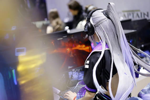 Besucher spielen Videospiele auf Bildschirmen auf der weltgrößten Computerspielmesse Gamescom 26 in der Koelnmesse. (Themenbild, Symbolbild) Köln, 27.08.2026 NRW Deutschland Copyright: xChristophxHardtx