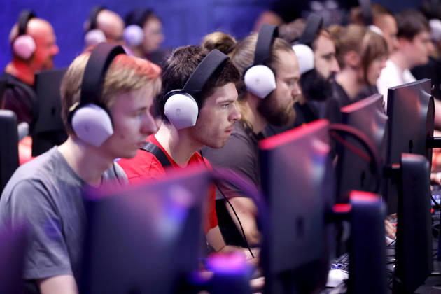 Besucher spielen Videospiele auf Bildschirmen auf der weltgrößten Computerspielmesse Gamescom 26 in der Koelnmesse. (Themenbild, Symbolbild) Köln, 27.08.2026 NRW Deutschland Copyright: xChristophxHardtx