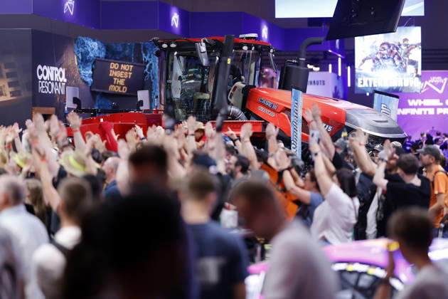 Besucher am Stand der Videospielreihe Landwirtschafts-Simulator halten die Hände in die Höhe für Goodies auf der weltgrößten Computerspielmesse Gamescom 26 in der Koelnmesse. (Themenbild, Symbolbild) Köln, 27.08.2026 NRW Deutschland Copyright: xChristophxHardtx