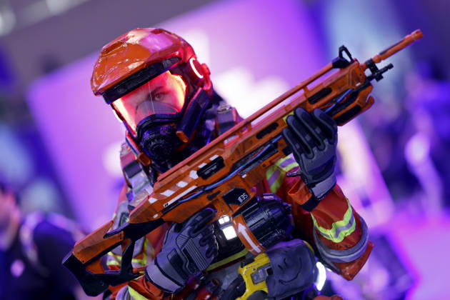 Ein Cosplayer im Kostüm eines Action Spiels auf der weltgrößten Computerspielmesse Gamescom 26 in der Koelnmesse. (Themenbild, Symbolbild) Köln, 27.08.2026 NRW Deutschland Copyright: xChristophxHardtx