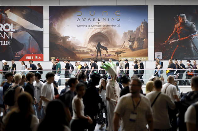 Besucher vor einer Werbung für Dune Awakening zu sehen auf der weltgrößten Computerspielmesse Gamescom 26 in der Koelnmesse. (Themenbild, Symbolbild) Köln, 27.08.2026 NRW Deutschland Copyright: xChristophxHardtx