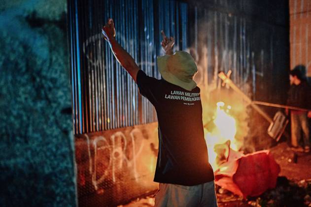 August 27, 2026, Jakarta, Indonesia: JAKARTA, INDONESIA, AUGUST 27, 2026: Protesters clash with security personnel stationed outside the DPR MPR complex during a demonstration calling for the eradication of corruption and the passage of the Asset Recovery Bill in Jakarta. Jakarta Indonesia - ZUMAq101 20260827_zna_q101_067 Copyright: xJnaxEditorx