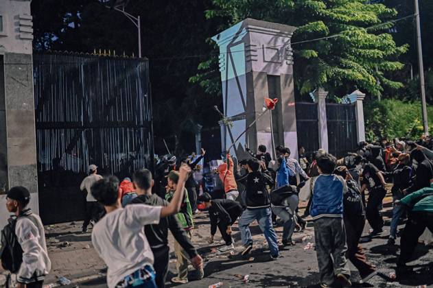 August 27, 2026, Jakarta, Indonesia: JAKARTA, INDONESIA, AUGUST 27, 2026: Protesters clash with security personnel stationed outside the DPR MPR complex during a demonstration calling for the eradication of corruption and the passage of the Asset Recovery Bill in Jakarta. Jakarta Indonesia - ZUMAq101 20260827_zna_q101_080 Copyright: xJnaxEditorx