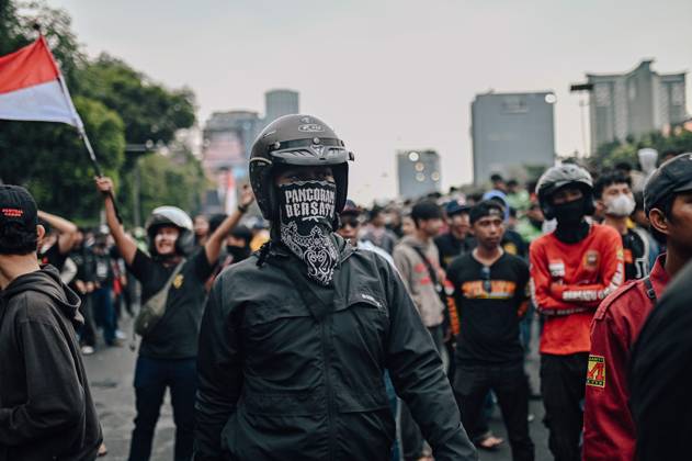 August 27, 2026, Jakarta, Indonesia: JAKARTA, INDONESIA, AUGUST 27, 2026: Protesters clash with security personnel stationed outside the DPR MPR complex during a demonstration calling for the eradication of corruption and the passage of the Asset Recovery Bill in Jakarta. Jakarta Indonesia - ZUMAq101 20260827_zna_q101_085 Copyright: xJnaxEditorx