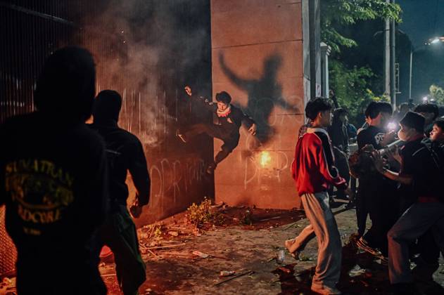 August 27, 2026, Jakarta, Indonesia: JAKARTA, INDONESIA, AUGUST 27, 2026: Protesters clash with security personnel stationed outside the DPR MPR complex during a demonstration calling for the eradication of corruption and the passage of the Asset Recovery Bill in Jakarta. Jakarta Indonesia - ZUMAq101 20260827_zna_q101_087 Copyright: xJnaxEditorx