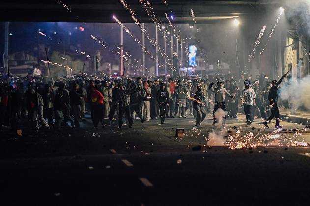 August 27, 2026, Jakarta, Indonesia: JAKARTA, INDONESIA, AUGUST 27, 2026: Protesters clash with security personnel stationed outside the DPR MPR complex during a demonstration calling for the eradication of corruption and the passage of the Asset Recovery Bill in Jakarta. Jakarta Indonesia - ZUMAq101 20260827_zna_q101_090 Copyright: xJnaxEditorx