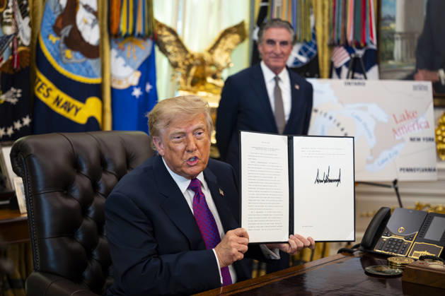 August 27, 2026, Washington, District Of Columbia, USA: Amid a recent trade war with Canada, United States President DONALD J TRUMP shows a signed executive order to rename Lake Ontario as Lake America, in the Oval Office of the White House . Washington USA  - ZUMAs152 20260827_faa_s152_005 Copyright: xAlxDragox-xPoolx