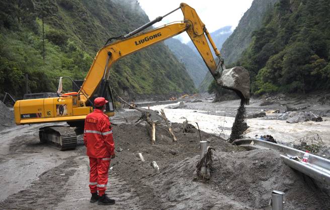 GYIRONG, CHINA - AUGUST 28: Excavators and loaders clear debris on a road leading to Gyirong Port on August 28, 2026 in Gyirong, Xizang Autonomous Region of China. Rescue efforts are underway after a mudslide struck near Gyirong Port in Gyirong County, Xigaze City, southwest China s Xizang Autonomous Region. Multiple rescue teams have been deployed to the affected area to search for missing people, clear roads and assess potential risks. Emergency supplies and rescue equipment have also been mobilized.  Copyright: xChinaxNewsxServicex 111662579645