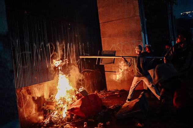 August 27, 2026, Jakarta, Indonesia: Protesters clash with security personnel stationed outside the DPR MPR complex during a demonstration calling for the eradication of corruption and the passage of the Asset Recovery Bill in Jakarta. Jakarta Indonesia - ZUMAq101 20260827_zna_q101_074 Copyright: xJnaxEditorx