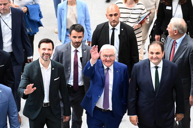 v.l. Felix FALK, Geschaeftsfuehrer des game Verband der deutschen Games-Branche, Bundespraesident Frank-Walter STEINMEIER , und Nathanael LIMINSKI, Leiter der Staatskanzlei NRW, winken Messe Gamescom in Koeln am 27.08.2026,