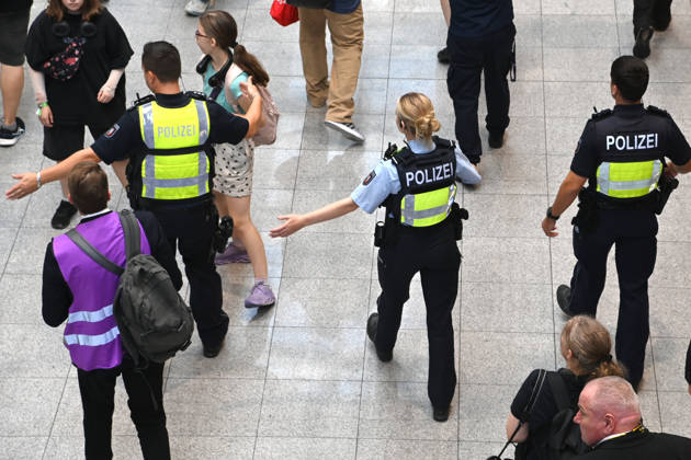 Polizisten sorgen fuer Sicherheit, security, Polizei, Feature, Randmotiv, Symbolfoto, Messe Gamescom in Koeln am 27.08.2026,
