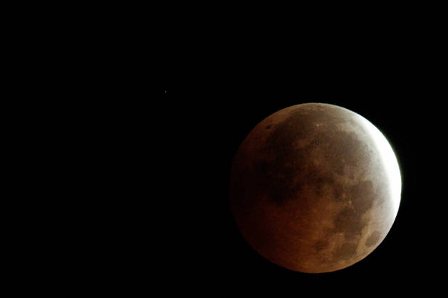 Partial Lunar Eclipse Seen Over Southern France. France - Sete, 28.08.2026 The Moon appears reddish during a partial lunar eclipse this Friday morning over Sete in southern France. Occitania
