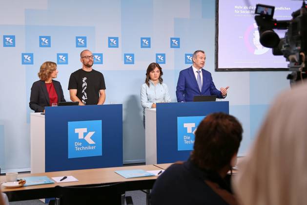 Berlin, Deutschland, 27.08.2026: Haus der Bundespressekonferenz: Techniker Krankenkasse - Social-Media-Report: Jugend zwischen Like und Limit: L-R: Anne Kraemer, Valentin Dander, Lilli Berthold, Peter Wendt Copyright: xdtsxNachrichtenagenturx dts_131530