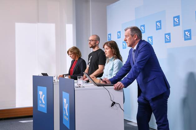 Berlin, Deutschland, 27.08.2026: Haus der Bundespressekonferenz: Techniker Krankenkasse - Social-Media-Report: Jugend zwischen Like und Limit: L-R: Anne Kraemer, Valentin Dander, Lilli Berthold, Peter Wendt Copyright: xdtsxNachrichtenagenturx dts_131541