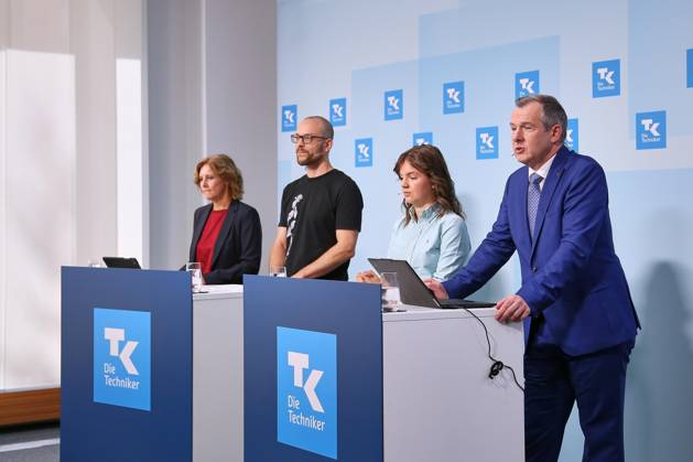 Berlin, Deutschland, 27.08.2026: Haus der Bundespressekonferenz: Techniker Krankenkasse - Social-Media-Report: Jugend zwischen Like und Limit: L-R: Anne Kraemer, Valentin Dander, Lilli Berthold, Peter Wendt Copyright: xdtsxNachrichtenagenturx dts_131373