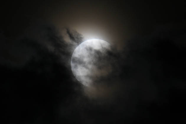 Partial Lunar Eclipse over San Francisco Bay FOSTER CITY, CA - AUG 27: A partial lunar eclipse is seen during cloudy weather over San Francisco Bay in Foster City, California, United States on August 27, 2026. Tayfun Coskun Anadolu California United States. Editorial use only. Please get in touch for any other usage.  Copyright: x2026xAnadoluxTayfunxCoskunx