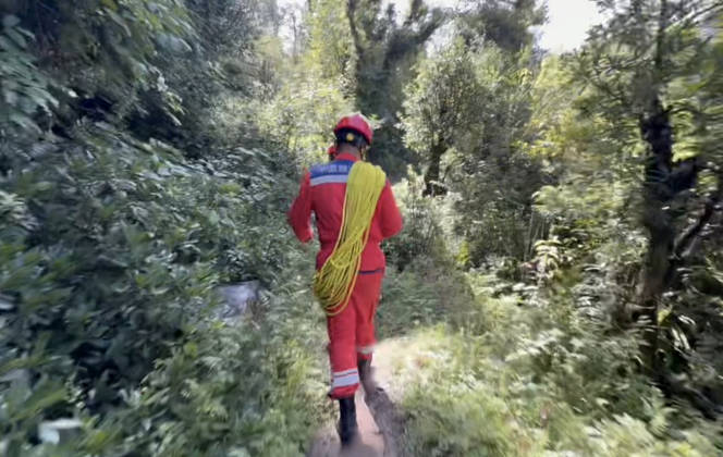 (260828) -- GYIRONG, Aug. 28, 2026 -- This screenshot from a video clip shows rescuers heading to the area of a barrier lake for inspection on Aug. 28, 2026. China s Ministry of Water Resources on Thursday activated a level-IV emergency flood response in southwest China s Xizang Autonomous Region as a barrier lake that formed after a mudslide hitting the border port of Gyirong faces a high risk of breaching and sending floodwaters downstream. The mudslide that occurred on Wednesday caused a barrier lake to form near the confluence of two rivers, which had accumulated an estimated 2 million cubic meters of water as of Thursday morning. According to forecasts, inflows into the lake could reach about 3 million cubic meters over the next 
