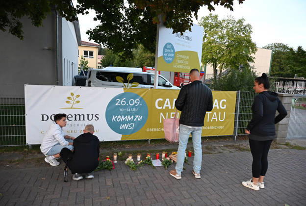 Two people killed in violent attack at school near Berlin GOSEN-NEU ZITTAU, GERMANY - AUGUST 27: People lay flowers and light candles at a makeshift memorial near the entrance of the Docemus School in Gosen-Neu Zittau, Brandenburg, Germany, on August 27, 2026, following a violent incident that left two people dead. A 19-year-old suspect was arrested. According to media reports, the victims were an 18-year-old female student and a 30-year-old man who reportedly tried to intervene and stop the attack. Volodymyr Sindieiev Anadolu Berlin Germany. Editorial use only. Please get in touch for any other usage.  Copyright: x2026xAnadoluxVolodymyrxSindieievx
