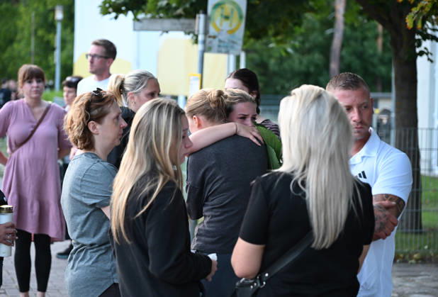 Two people killed in violent attack at school near Berlin GOSEN-NEU ZITTAU, GERMANY - AUGUST 27: People lay flowers and light candles at a makeshift memorial near the entrance of the Docemus School in Gosen-Neu Zittau, Brandenburg, Germany, on August 27, 2026, following a violent incident that left two people dead. A 19-year-old suspect was arrested. According to media reports, the victims were an 18-year-old female student and a 30-year-old man who reportedly tried to intervene and stop the attack. Volodymyr Sindieiev Anadolu Berlin Germany. Editorial use only. Please get in touch for any other usage.  Copyright: x2026xAnadoluxVolodymyrxSindieievx