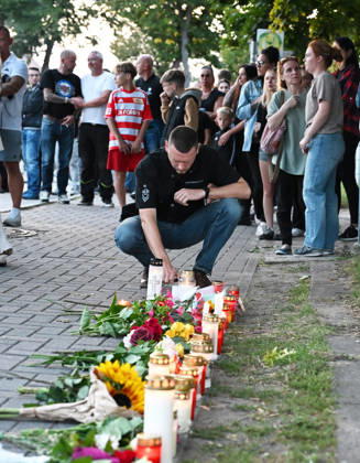 Two people killed in violent attack at school near Berlin GOSEN-NEU ZITTAU, GERMANY - AUGUST 27: People lay flowers and light candles at a makeshift memorial near the entrance of the Docemus School in Gosen-Neu Zittau, Brandenburg, Germany, on August 27, 2026, following a violent incident that left two people dead. A 19-year-old suspect was arrested. According to media reports, the victims were an 18-year-old female student and a 30-year-old man who reportedly tried to intervene and stop the attack. Volodymyr Sindieiev Anadolu Berlin Germany. Editorial use only. Please get in touch for any other usage.  Copyright: x2026xAnadoluxVolodymyrxSindieievx