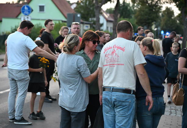 Two people killed in violent attack at school near Berlin GOSEN-NEU ZITTAU, GERMANY - AUGUST 27: People lay flowers and light candles at a makeshift memorial near the entrance of the Docemus School in Gosen-Neu Zittau, Brandenburg, Germany, on August 27, 2026, following a violent incident that left two people dead. A 19-year-old suspect was arrested. According to media reports, the victims were an 18-year-old female student and a 30-year-old man who reportedly tried to intervene and stop the attack. Volodymyr Sindieiev Anadolu Berlin Germany. Editorial use only. Please get in touch for any other usage.  Copyright: x2026xAnadoluxVolodymyrxSindieievx