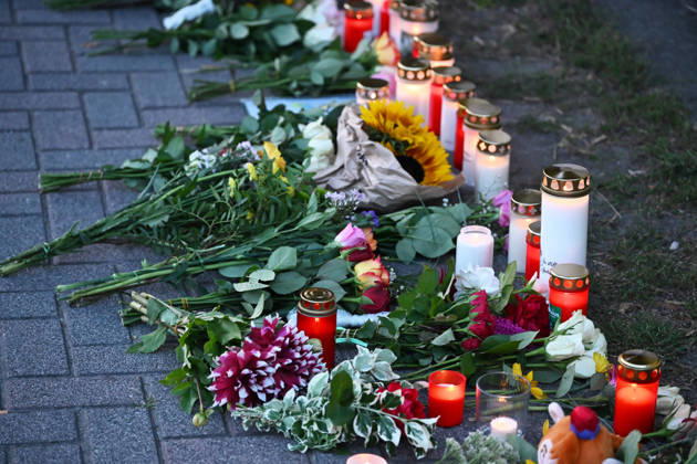 Two people killed in violent attack at school near Berlin GOSEN-NEU ZITTAU, GERMANY - AUGUST 27: People lay flowers and light candles at a makeshift memorial near the entrance of the Docemus School in Gosen-Neu Zittau, Brandenburg, Germany, on August 27, 2026, following a violent incident that left two people dead. A 19-year-old suspect was arrested. According to media reports, the victims were an 18-year-old female student and a 30-year-old man who reportedly tried to intervene and stop the attack. Volodymyr Sindieiev Anadolu Berlin Germany. Editorial use only. Please get in touch for any other usage.  Copyright: x2026xAnadoluxVolodymyrxSindieievx