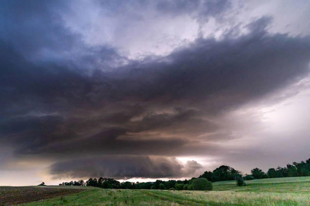 Wetterfeature, Am Morgen zieht eine markante Gewitterwolke in Form einer Superzelle über Sulzbach an der Murr im baden-württembergischen Rems-Murr-Kreis hinweg. Sulzbach an der Murr Baden-Württemberg Deutschland Sulzbach an der Murr