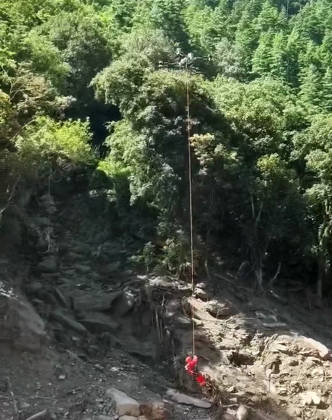 (260828) -- BEIJING, Aug. 28, 2026 () -- This photo taken on Aug. 28, 2026 shows rescue operations underway at the mudslide-hit area. Emergency rescue operations have been carried out in an orderly and well-coordinated manner after a mudslide struck Gyirong Port in Gyirong County, southwest China s Xizang Autonomous Region on Wednesday morning. () (SpotNews) CHINA-XIZANG-GYIRONG-MUDSLIDE-RESCUE (CN) Xinhua 