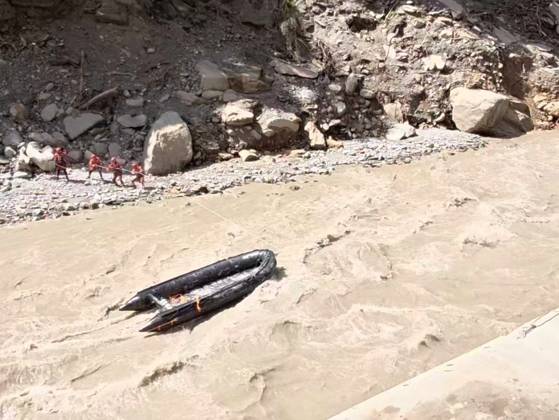(260828) -- BEIJING, Aug. 28, 2026 () -- This screenshot from a video clip taken on Aug. 28, 2026 shows rescue operations underway at the mudslide-hit area. Emergency rescue operations have been carried out in an orderly and well-coordinated manner after a mudslide struck Gyirong Port in Gyirong County, southwest China s Xizang Autonomous Region on Wednesday morning. () (SpotNews) CHINA-XIZANG-GYIRONG-MUDSLIDE-RESCUE (CN) Xinhua 