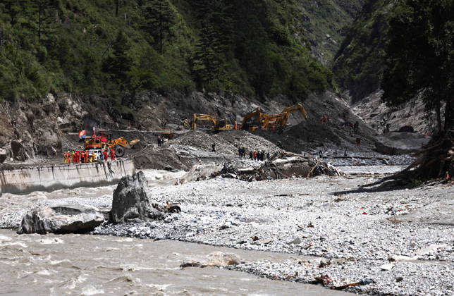 (260828) -- BEIJING, Aug. 28, 2026 () -- This photo taken on Aug. 28, 2026 shows rescue operations underway at the mudslide-hit area. Emergency rescue operations have been carried out in an orderly and well-coordinated manner after a mudslide struck Gyirong Port in Gyirong County, southwest China s Xizang Autonomous Region on Wednesday morning. ( Jiang Fan) (SpotNews) CHINA-XIZANG-GYIRONG-MUDSLIDE-RESCUE (CN) Xinhua 