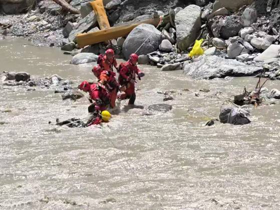 (260828) -- BEIJING, Aug. 28, 2026 () -- This screenshot from a video clip taken on Aug. 28, 2026 shows rescue operations underway at the mudslide-hit area. Emergency rescue operations have been carried out in an orderly and well-coordinated manner after a mudslide struck Gyirong Port in Gyirong County, southwest China s Xizang Autonomous Region on Wednesday morning. () (SpotNews) CHINA-XIZANG-GYIRONG-MUDSLIDE-RESCUE (CN) Xinhua 