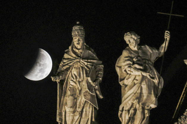 Partial Lunar Eclipse over Rome ROME, ITALY - AUGUST 28: The moon is seen behind two statues atop the facade of St. John Lateran s Basilica during the partial lunar eclipse in Rome, Italy, on August 28, 2026. Riccardo De Luca Anadolu Rome Italy. Editorial use only. Please get in touch for any other usage.  Copyright: x2026xAnadoluxRiccardoxDexLucax