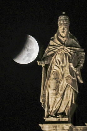 Partial Lunar Eclipse over Rome ROME, ITALY - AUGUST 28: The moon is seen behind a statue atop the facade of St. John Lateran s Basilica during the partial lunar eclipse in Rome, Italy, on August 28, 2026. Riccardo De Luca Anadolu Rome Italy. Editorial use only. Please get in touch for any other usage.  Copyright: x2026xAnadoluxRiccardoxDexLucax