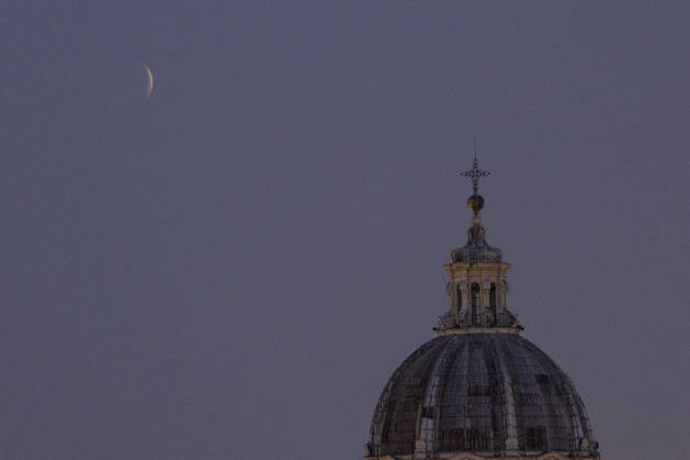 Partial Lunar Eclipse over Rome ROME, ITALY - AUGUST 28: The moon is seen near Sant Ambrogio e Carlo al Corso dome during the partial lunar eclipse in Rome, Italy, on August 28, 2026. Riccardo De Luca Anadolu Rome Italy. Editorial use only. Please get in touch for any other usage.  Copyright: x2026xAnadoluxRiccardoxDexLucax