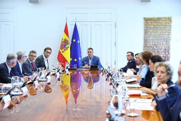 Sánchez Chairs the Meeting of the Specialized Committee on Ceuta Prime Minister Pedro Sánchez chairs the meeting of the Specialized Committee, alongside First Vice President and Minister of Economy, Trade, and Business Carlos Cuerpo; Minister of Foreign Affairs, the European Union, and Cooperation José Manuel Albares; the Minister of the Presidency, Justice, and Relations with Parliament, Félix Bolanos; the Minister of Defense, Margaria Robles; the Minister of the Treasury, Arcadi Espana; the Minister of Education, Vocational Training, and Sports, Milagros Tolón; the Minister of Territorial Policy and Democratic Memory, Ángel Víctor Torres; the Minister of Health, Mónica García; the Minister of Equality; and the Minister of Youth and Child Copyright: xPoolxMoncloa FernandoxCalvox 7735558