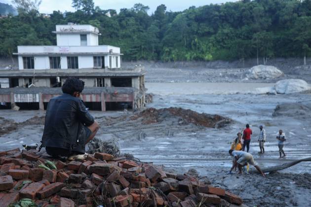Bhotekoshi Flood Rescue Teams Search for Missing People NUWAKOT, NEPAL AUGUST 28, 2026: A massive flood in the Bhotekoshi River has affected riverbanks and nearby houses in Nuwakot, Nepal, causing widespread damage to homes, roads, bridges and other infrastructure in the area. Many people remain missing, while the figures are still developing. Rescue teams and security personnel are conducting search and rescue operations along the river and affected areas to locate missing people and assist those impacted by the disaster. Nuwakot Nepal Copyright: x xShankarxBhujelx xJNAxPressx