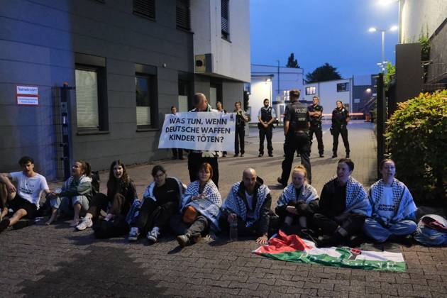 Activists Blockade Rheinmetall Facility in Bonn BONN, GERMANY AUGUST 28, 2026: Around 30 activists blockade the entrance to a Rheinmetall facility in Bonn, Germany, protesting the German arms manufacturer™s involvement in the arms industry and its alleged role in supplying weapons to Israel amid the war in Gaza. Bonn Germany Copyright: x xMouafakxMahmaljix xJNAxPressx
